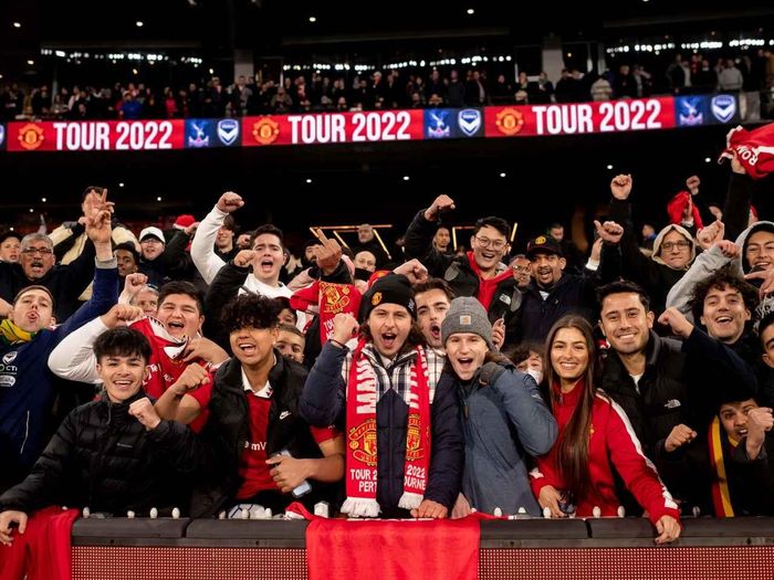  Thương hiệu Man Utd vẫn rất thu hút. Ở mọi nơi họ đặt chân đến trong mùa hè này, Ten Hag và các cầu thủ đều được người hâm mộ chào đón nồng nhiệt. Bất chấp thành tích ngày càng đi xuống, "Quỷ đỏ" vẫn là tên tuổi lớn của làng túc cầu. 