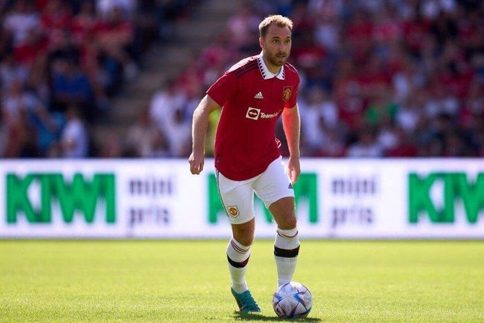 Christian Eriksen mang tới sự cạnh tranh thật sự cho Bruno Fernandes. Tiền vệ người Đan Mạch có nhiều pha xử lý gọn gàng và hiệu quả chỉ trong thời gian ngắn khoác áo Man Utd. Anh cũng ghi 1 bàn từ chấm đá phạt trong trận giao hữu kín với Wrexham. Trên lý thuyết, Eriksen và Fernandes cũng có thể cùng xuất hiện trên sân và tạo nên sức sáng tạo lớn cho hàng công. 