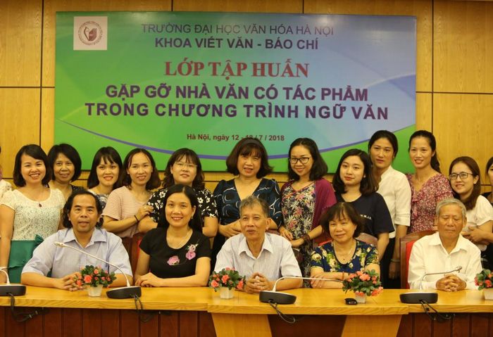 Lớp tập huấn “Gặp gỡ các nhà văn có tác phẩm trong chương trình phổ thông” năm 2018. Ảnh: Huy Thông