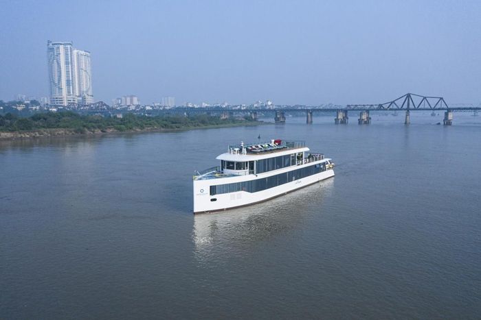 Tàu du lịch cao cấp Jade of River mới đưa vào khai thác trên sông Hồng