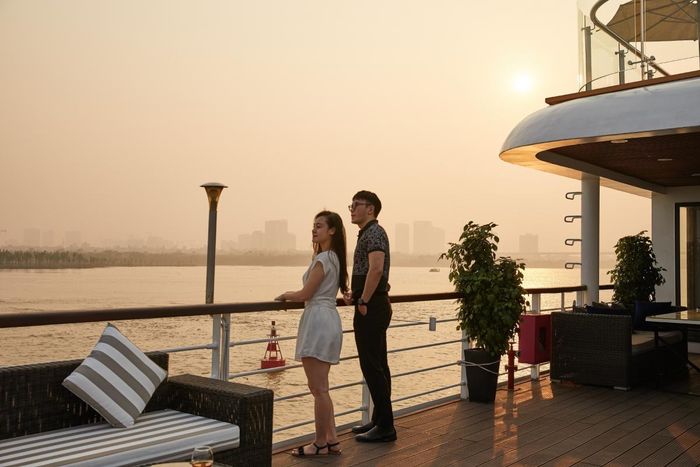 Du khách ngắm hoàng hôn sông Hồng trên tàu du lịch cao cấp