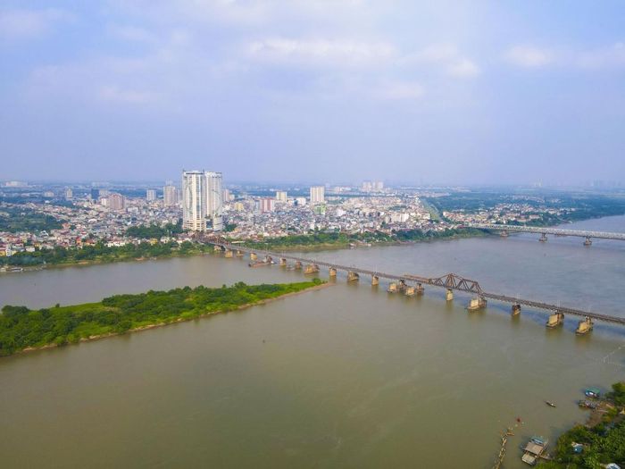 Cầu Long Biên vắt qua sông Hồng nối liền quá khứ với hiện tại