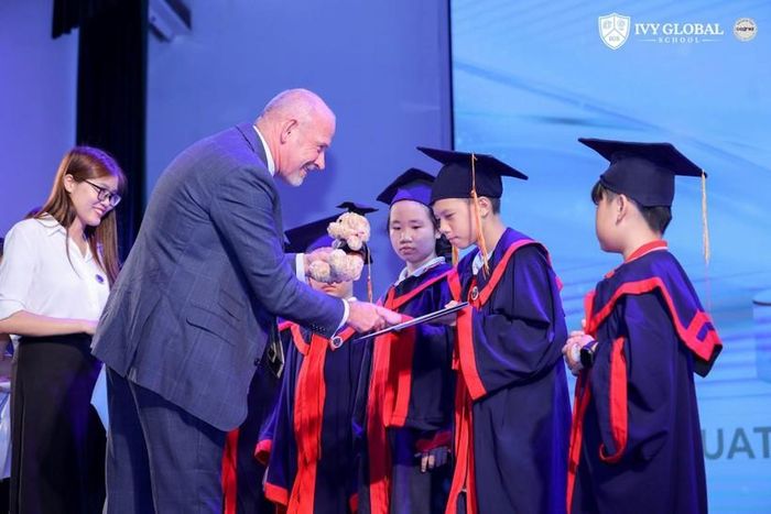 Học sinh được trao chứng chỉ tốt nghiệp tại lễ bế giảng năm học.