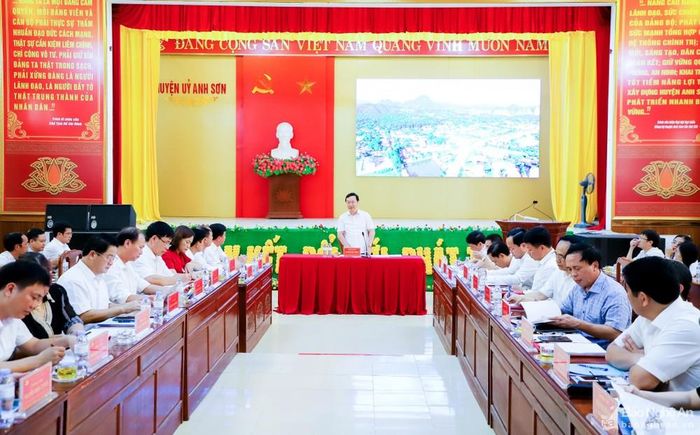 Chủ tịch UBND tỉnh Nguyễn Đức Trung làm việc với huyện Anh Sơn. Ảnh: Phạm Bằng