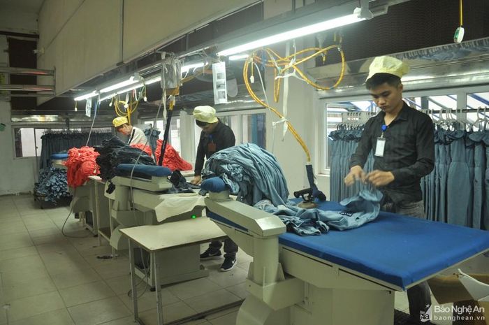 Nhiều doanh nghiệp dệt may gặp khó khăn do Mỹ, châu Âu lạm phát nên khách hàng cắt giảm đơn hàng. Trong ảnh: Dây chuyền sản xuất tại Nhà máy may Minh Anh - Kim Liên. Ảnh: Thu Huyền