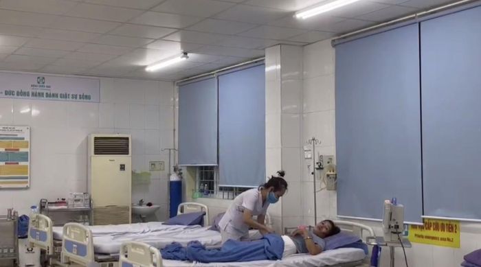 Đội ngũ y tế chăm sóc bệnh nhân bị ngộ độc thực phẩm.