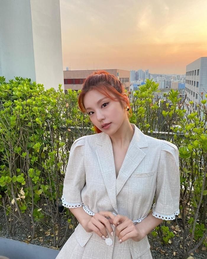 Nhiều nữ nghệ sĩ Hàn cũng rất ưa chuộng mốt tóc mái rèm cửa này.