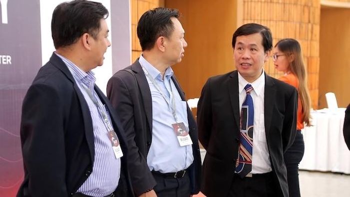 Ông Lê Hồng Phúc (ngài cùng bên phải) và các chuyên gia trong Hội nghị Nhân sự Việt Nam năm 2019