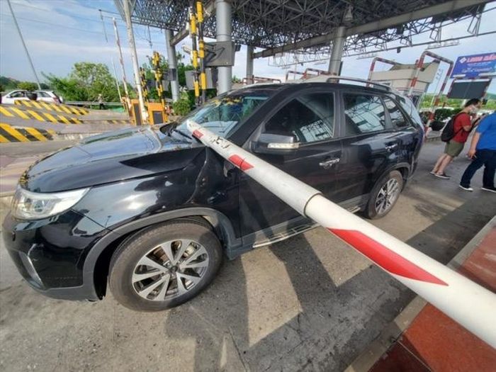 Một xe gặp sự cố barie đập vỡ kính khi trên cao tốc Pháp Vân