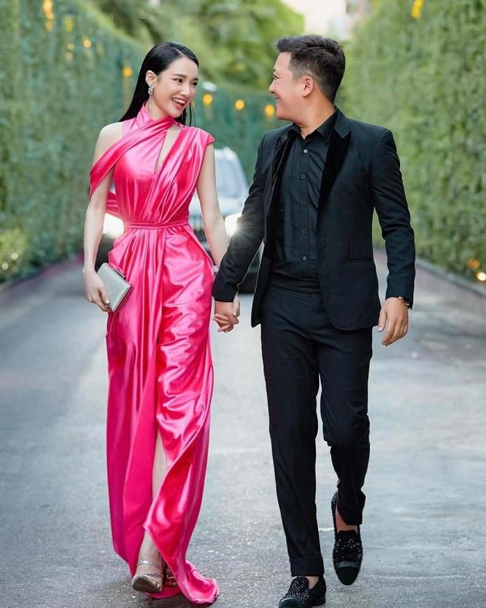 Trong sự kiện gần đây, nữ diễn viên sóng đôi ông xã với mẫu đầm ôm khít vòng hai. Nhờ việc tập luyện và kiêng khem, cô thường được khán giả khen có eo siêu thực.