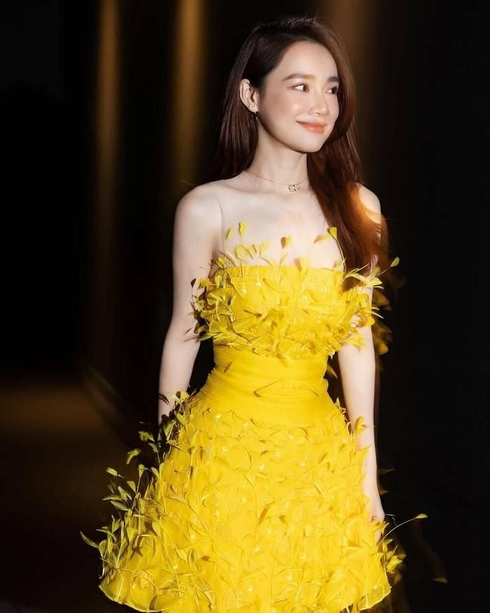 Thiết kế đầm quây làm nổi bật xương quai xanh, giúp người đẹp sinh năm 1990 toát lên vẻ mong manh, thanh thoát.