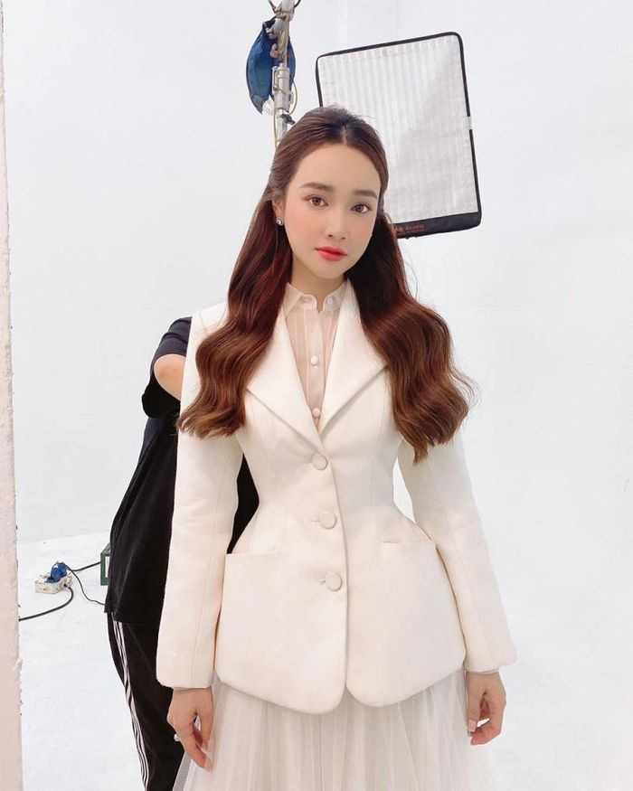 Những lần mặc đồ ôm, Nhã Phương khoe vòng hai bằng gang tay.