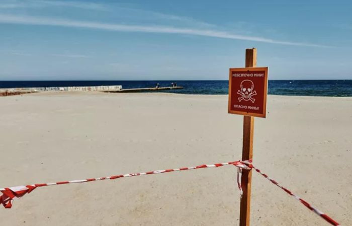 Tấm biển ghi "Thận trọng: Mìn" trên bãi biển Odesa vào ngày 27/5/2022. Ảnh: Globa Images Ukraine/Getty Images