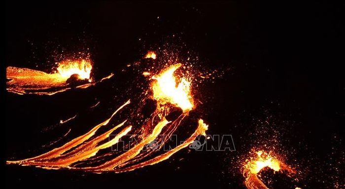 Núi lửa phun dung nham đỏ rực gần thủ đô Reykjavik của Iceland ngày 19/3/2021. Ảnh tư liệu: AFP/TTXVN
