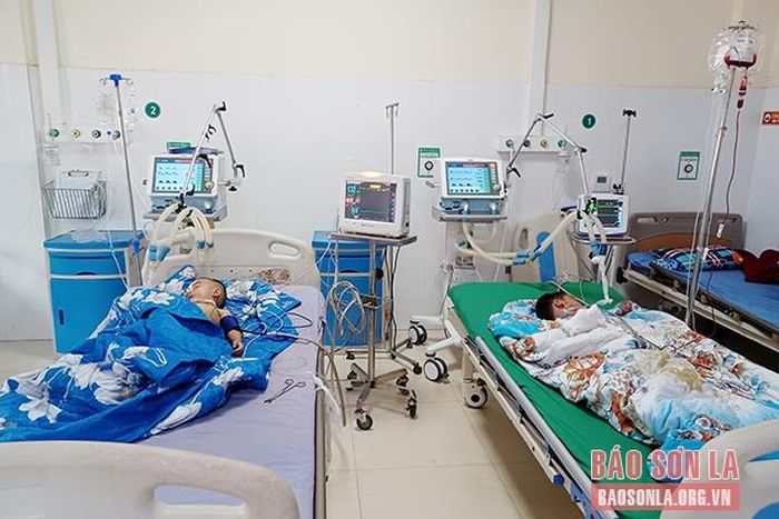 2 cháu bé được điều trị tích cực tại Bệnh viện đa khoa Thảo Nguyên.