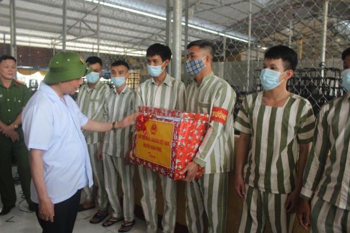 Chủ tịch nước thăm hỏi, động viên các phạm nhân.
