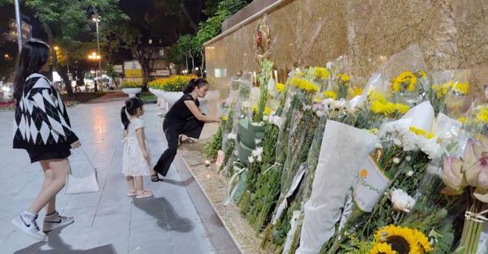 "Hôm nay, hai mẹ con mình đến đây để tưởng nhớ 3 CBCS Công an đã hy sinh trong khi làm nhiệm vụ, và cũng để dạy cho bé nhà mình về tấm gương người tốt việc tốt, hy sinh cứu người khi còn rất trẻ" - một người dân chia sẻ.