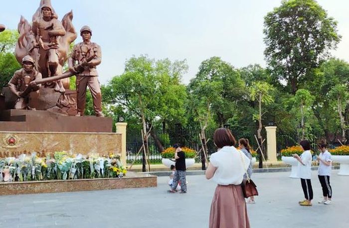 Ba cán bộ, chiến sỹ Cảnh sát PCCC&amp;CNCH đã anh dũng hy sinh khi tham gia chữa cháy, cứu người, chúng tôi và mọi người dân đều hiểu, khi đã lựa chọn màu áo ấy là các anh đã sẵn sàng đối mặt với thử thách, hiểm nguy. Đây không đơn thuần là thực hiện nhiệm vụ được giao mà chính là lòng yêu nước, thể hiện phẩm chất "Vì nước quên thân, vì dân phục vụ", tô thắm truyền thống anh hùng của lực lượng CAND.