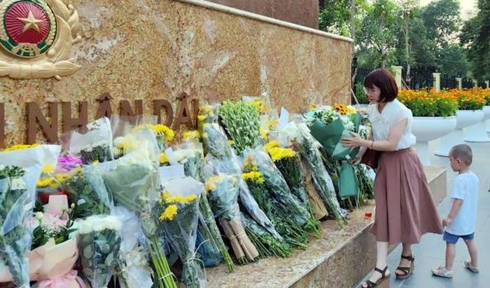 Nhiều người dân chia sẻ, khi nghe tin 3 CBCS Công an hy sinh khi tham gia chữa cháy, bản thân không giấu nổi niềm xót thương. Dù bận nhiều công việc nhưng vẫn dành thời gian để đến tượng đài đặt bó hoa, thay như lời cảm ơn gửi đến các anh.