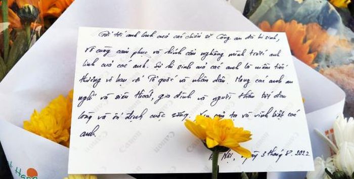 "Gửi tới anh linh của các chiến sĩ Công an đã hi sinh! Vô cùng cảm phục và kính cẩn nghiêng mình trước anh linh của các anh. Sự hi sinh của các anh là niềm tiếc thương vô hạn với Tổ quốc và Nhân dân. Mong các anh an nghỉ và siêu thoát, gia đình và người thân bớt đau lòng và ổn định cuộc sống. Xin cảm tạ và vĩnh biệt các anh!".