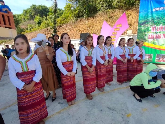 Bản sắc văn hóa đồng phục người con gái Chứt