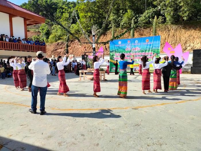 Bà con vui hội đón Tết