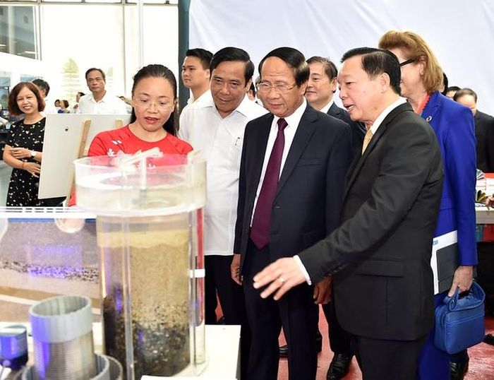 Phó Thủ tướng tìm hiểu mô hình xử lý nước. Ảnh VGP/Đức Tuân