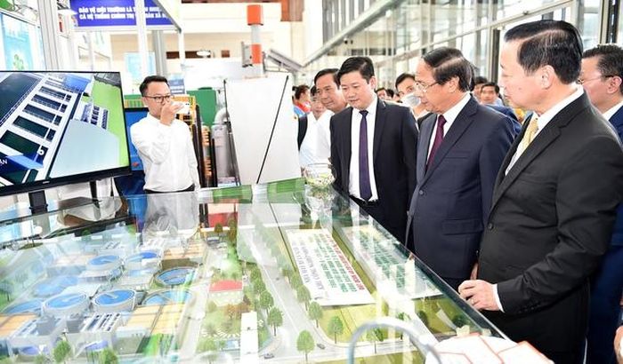 Phó Thủ tướng tìm hiểu mô hình Nhà máy xử lý nước thải Khu công nghiệp Nhơn Trạch 6. Ảnh VGP/Đức Tuân