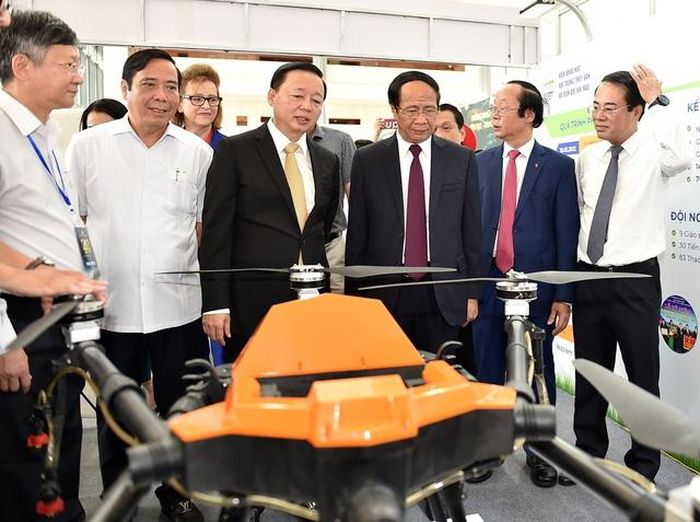 Phó Thủ tướng nghe giới thiệu về hệ thống drone đa năng của Viện Khoa học Khí tượng thủy văn và Biến đổi khí hậu. Ảnh VGP/Đức Tuân