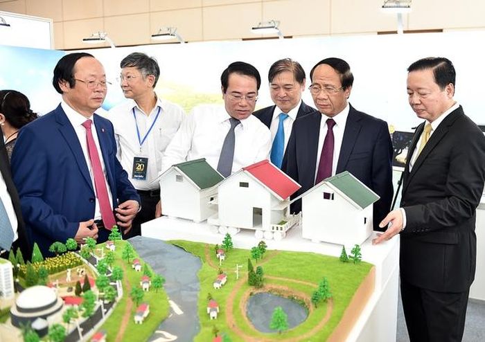 Phó Thủ tướng tham quan mô hình nhà chống lũ. Ảnh VGP/Đức Tuân