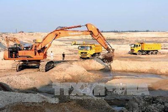 Thi công bóc đất cát tại mỏ sắt Thạch Khê. Ảnh: TTXVN