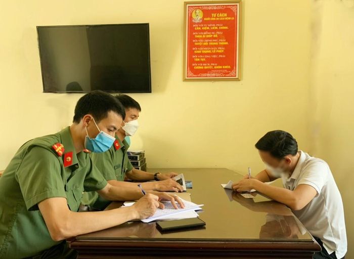 Công an lấy lời khai của T. 