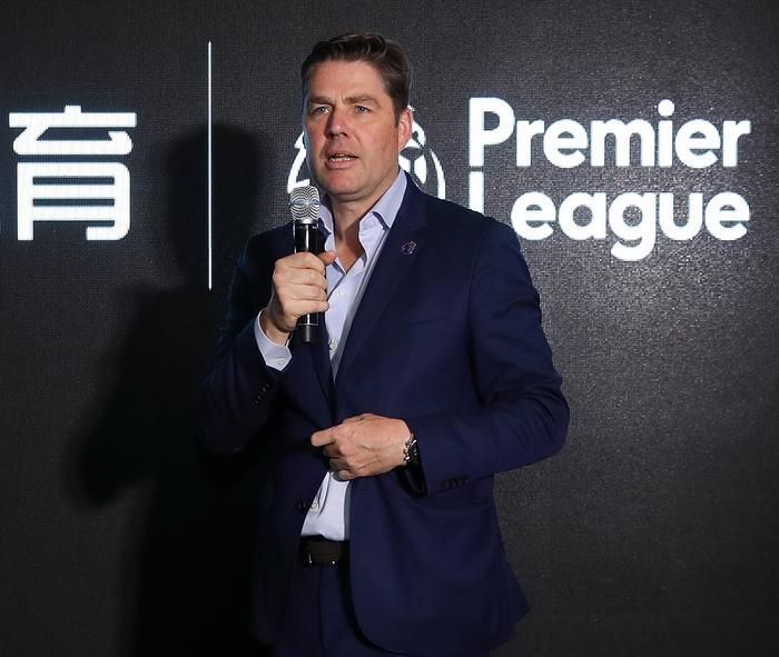Richard Master - Giám đốc điều hành Premier League tuyên bố rằng từ mùa giải năm nay các đoạn ghi âm giữa trọng tài chính và trọng tài VAR sẽ được đăng tải công khai và hoàn toàn miễn phí đến người hâm mộ. Ảnh: The New York Times.