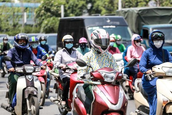 Người dân cần có các biện pháp chủ động để bảo vệ cơ thể khỏi tác hại của tia cực tím như đeo kính mát, đội mũ, mặc quần áo chống nắng. Ảnh: CHÍ TUỆ