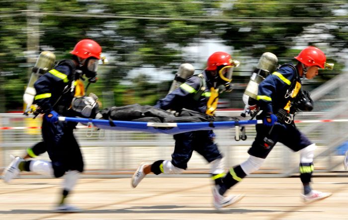 Ngoài thời gian trực tiếp chiến đấu, những người lính cứu hỏa hàng ngày phải tham gia các chương trình huấn luyện, bồi dưỡng kiến thức nghiệp vụ theo chế độ khắt khe