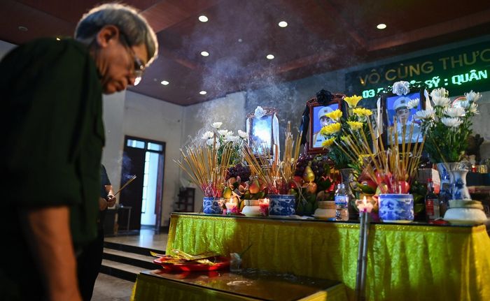 Từ sáng sớm, rất đông người thân, đồng đội của 3 liệt sĩ đã có mặt để làm lễ cầu siêu.