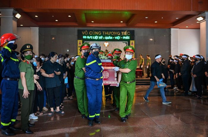 Ba liệt sĩ hy sinh trong quá trình làm nhiệm vụ cứu người, dập lửa trong vụ hỏa hoạn xảy ra tại quán karaoke ISIS, số 213 phố Quan Hoa (quận Cầu Giấy, Hà Nội), chiều 1/8.