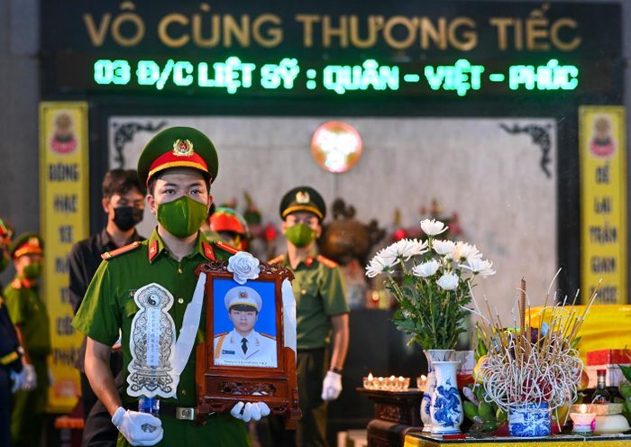 Sáng 5/8, tại nhà tang lễ Bệnh viện 198 (Hà Nội) diễn ra lễ nhập quan, di quan thượng tá Đặng Anh Quân, thượng úy Đỗ Đức Việt và hạ sĩ Nguyễn Đình Phúc.