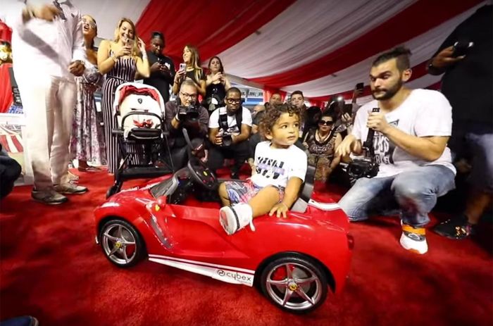Đối với món quà sinh nhật của mình, Asahd đã nhận được chiếc ôtô đồ chơi Cybex Ferrari tùy chỉnh và chiếc xe đẩy Cybex cho Scuderia Ferrari Mios. Ảnh: Billboard.
