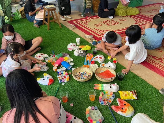 Hướng dẫn các bạn nhỏ tô mặt nạ giấy bồi - một món quà đặc biệt của trẻ em trong dịp tết Trung thu