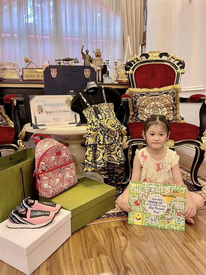 Chồng nữ đại gia quận 7 thì bày tỏ bất ngờ: "Ba không nghĩ con được lên lớp 1 luôn á Yu Thị Ki". Để mừng ái nữ lên được lớp, vị đại gia còn tặng con gái loạt giày dép, balo, váy,... đến từ những thương hiệu thời trang nổi tiếng.