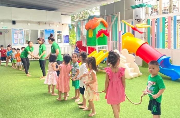 Trường Mầm non Thiên Ân tổ chức hoạt động kéo co cho trẻ.
