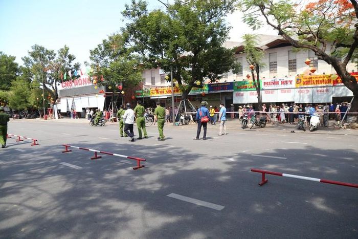 Công an thực nghiệm lại hiện trường vụ cướp 2 tiệm vàng chợ Đông Ba.