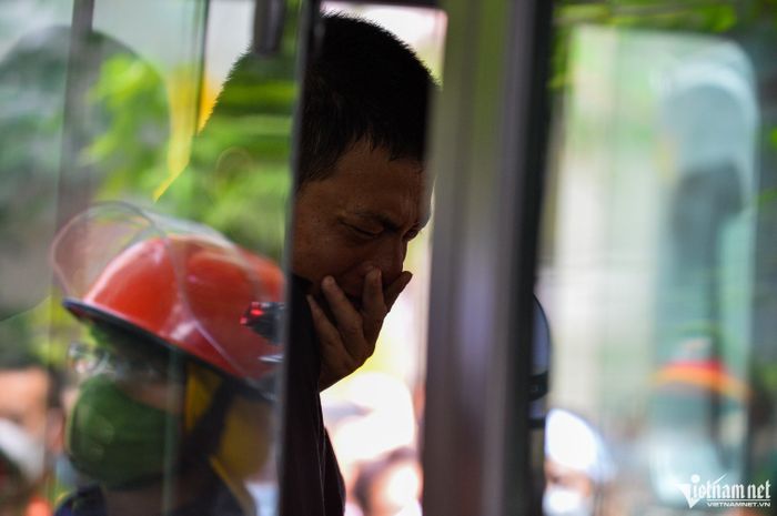 Thuợng úy Việt có bố là công an. Anh là con trưởng, dưới có một em gái đang học lớp 11. Trước đó 4 năm, Việt học xong trường PCCC được phân về công tác tại Đội PCCC&amp;CNCH Công an quận Cầu Giấy. 
