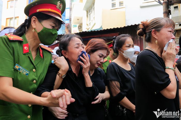 Bà Trần Thị Thủy, mẹ của chiến sĩ Quân không còn sức lực để di chuyển, phải nhờ sự trợ giúp của các chiến sĩ công an. 