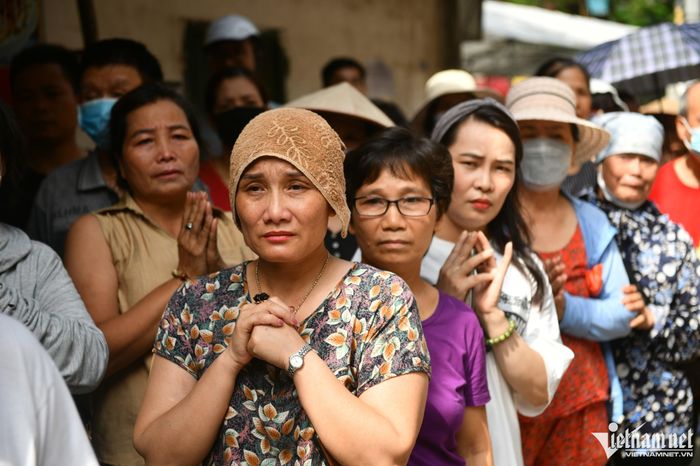 Các tiểu thương, hộ kinh doanh hàng xóm gác lại công việc tới bày tỏ niềm tiếc thương với chàng trai trẻ. "Trước hôm Phúc lên đường nhập ngũ, tôi là người cắt tóc cho em. Phúc còn hỏi về cách sử dụng tông đơ để vào quân ngũ sẽ tự cắt. Hôm nay em lại về thăm nhà theo cách buồn nhất", chị Lê Thị Nhung (chủ cửa hàng cắt tóc gần nhà chiến sĩ Phúc) ngậm ngùi.