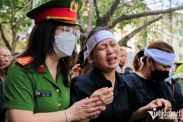 Vợ Thượng tá Đặng Anh Quân liên tục khóc: “Anh ơi, sao anh lại nỡ bỏ mẹ con em”. 