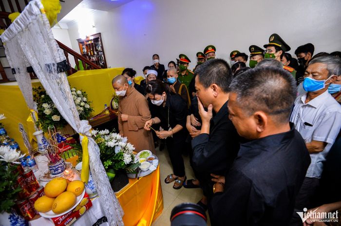 Linh cữu của ba chiến sĩ cứu hỏa sau khi qua nhà sẽ tiếp tục được đưa về Nhà tang lễ quốc gia (số 5 Trần Thánh Tông) để tổ chức tang lễ. Theo chương trình, lễ viếng diễn ra từ 13h-17h. Từ 17h là thủ tục di quan về Đài hóa thân Hoàn Vũ (Văn Điển, Thanh Trì).