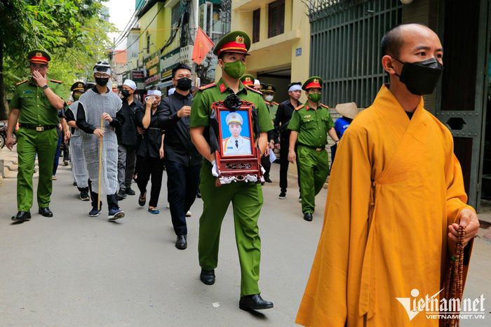 Cùng thời gian này, di ảnh chiến sĩ Đặng Anh Quân cũng được đưa về nhà tại ngõ 1194 phố Chùa Láng (quận Đống Đa).