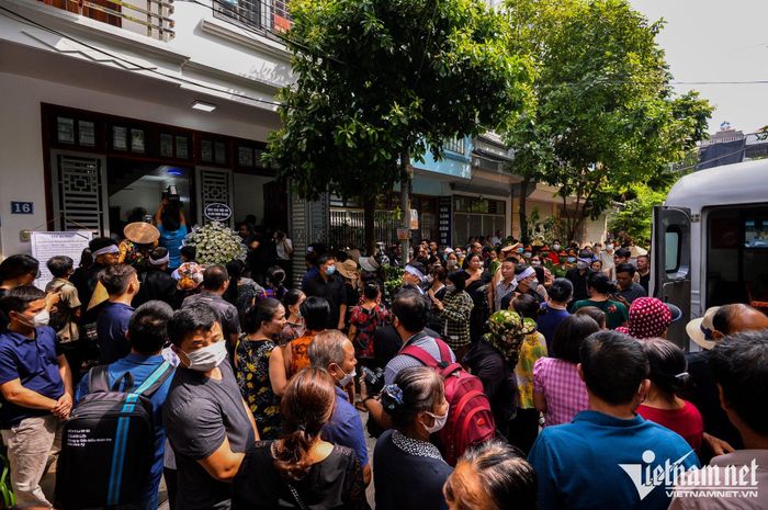 Gần 100 người thân, hàng xóm tập trung trước cửa bày tỏ sự tiếc thương đối với chàng trai sinh năm 1998.